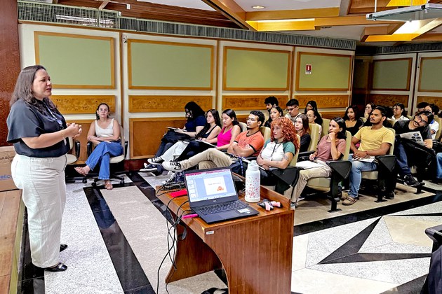 Diretora do IEC, Lívia Caricio, destacou a importância da iniciação científica para a formação dos bolsistas