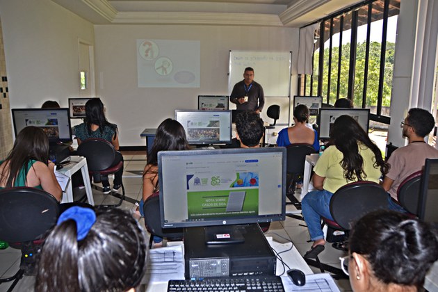 O curso foi ministrado pelo servidor responsável pela Biblioteca da instituição, Nilton Pereira