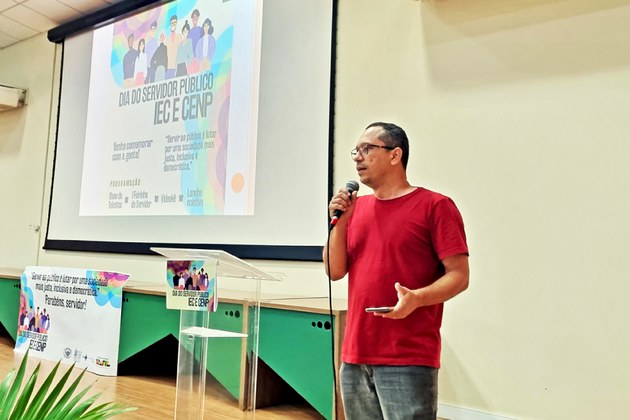 Servidor Fábio Bastos cantou e recitou poesias