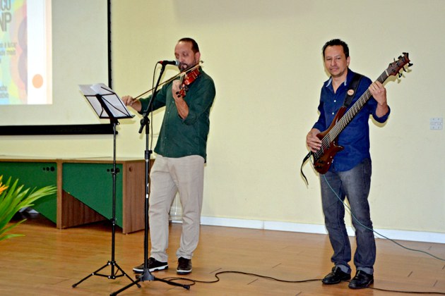 Servidores Bruno Carneiro e Thiago Vasconcelos se apresentaram durante o evento