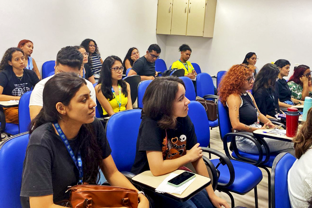 Participantes debateram sobre o desafio e importância de adaptar a linguagem científica para torná-la simples, clara e acessível ao público em geral.