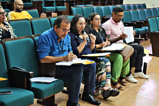 Pesquisadores da banca avaliadora fizeram perguntas aos alunos e, após análise dos trabalhos, atribuíram notas aos projetos