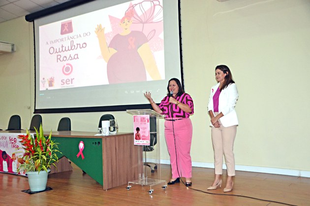 Diretora do IEC, Lívia Caricio, e a Diretora do CENP, Aline Imbeloni, durante a abertura da programação