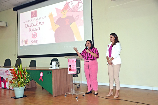 Diretora do IEC, Lívia Caricio, e a Diretora do CENP, Aline Imbeloni, durante a abertura da programação