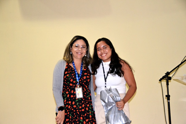 Patrícia Ramos, condutora do PIBIC IEC/CENP e a bolsista Daniela Carolina dos Santos, premiada em 1º lugar
