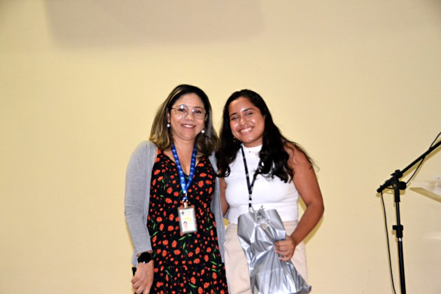 Patrícia Ramos, condutora do PIBIC IEC/CENP e a bolsista Daniela Carolina dos Santos, premiada em 1º lugar