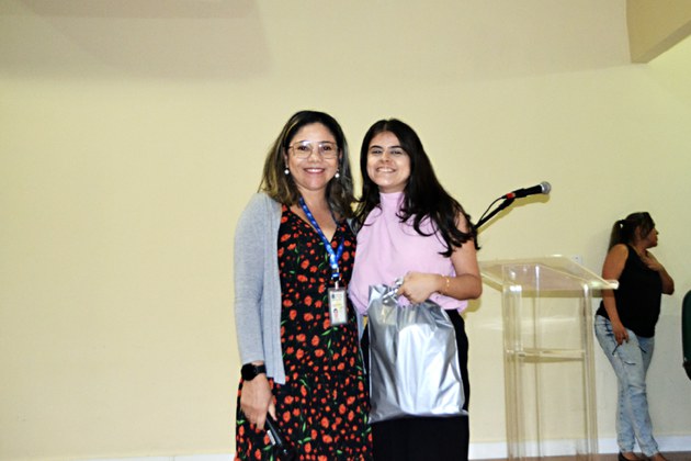 Patrícia Ramos (PIBIC IEC/CENP) e a bolsista Emanoele Pereira, premiada em 2º lugar