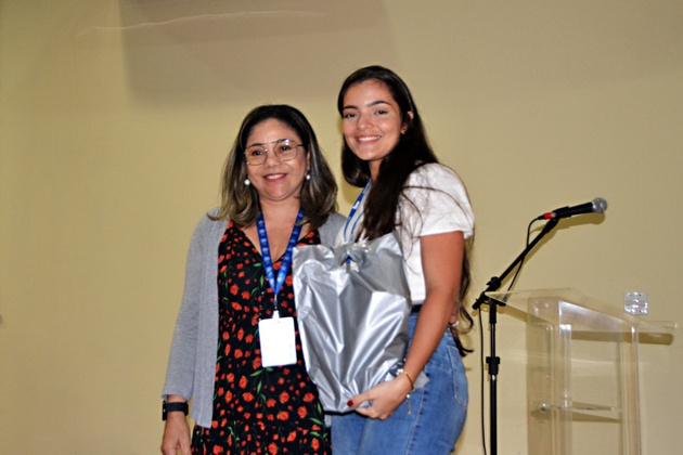 Patrícia Ramos (PIBIC IEC/CENP) e a bolsista Maria Isabel Gouveia, premiada em 3º lugar