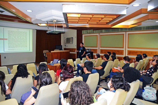 O servidor responsável pela Biblioteca do IEC, Nilton Pereira, ministrou o curso.
