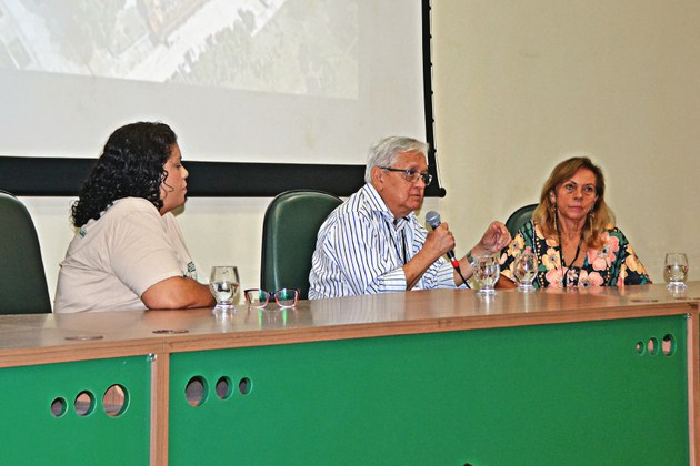 Mesa redonda mediada por Luana Soares com a participação dos palestrantes Alexandre Linhares e Joana Mascarenhas