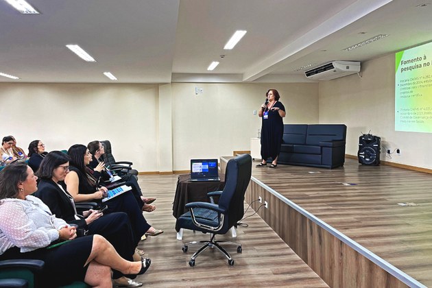Giliana Betini (GFPS/DECIT/SECTICS/MS) falou sobre modalidades de fomento a pesquisas para o SUS