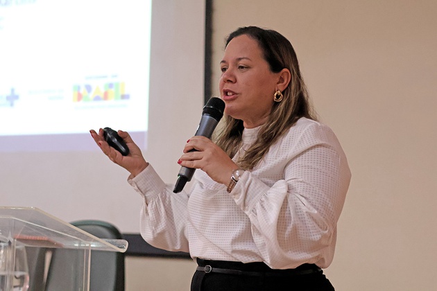 Lívia Caricio destacou o compromisso do IEC com a formação de profissionais para o serviço público e para o fortalecimento do SUS