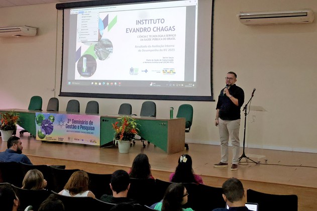 Chefe da Seção de Comunicação e Memória Institucional (SECMI/IEC), Kelvin Souza, apresentou o resultado da pesquisa de avaliação interna do Instituto