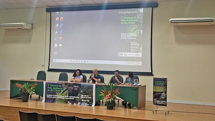Denilson Sizo (COOTPA), Tamirys Pegado (NAEA/UFPA), Wanderson Silva (Fundação Escola Bosque) durante a mesa redonda mediada por Iracina de Jesus (SEAMB/IEC)