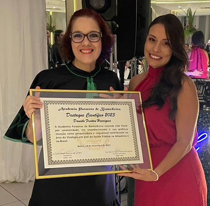 Daniele Henriques (à direita, na foto) recebeu o título de Biomédica Destaque Científico 2023