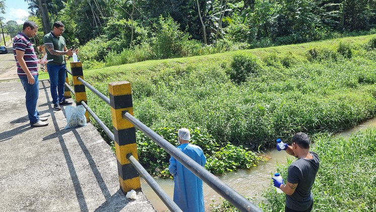 Parte prática envolveu demonstrações filmadas de todos os procedimentos de coleta, transporte e preservação de amostras de água.