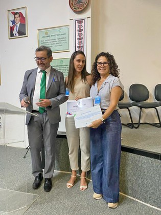 Pesquisadora Karla Valéria Lima (à direita) recebeu os certificados, representando a homenageada