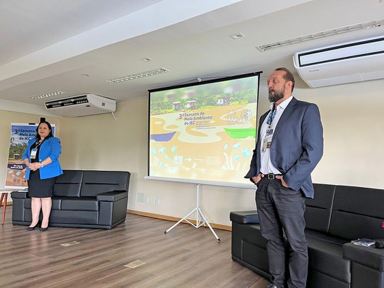 Diretora do IEC, Lívia Caricio, e o diretor substituto e chefe da SEAMB, Bruno Carneiro durante a abertura do evento