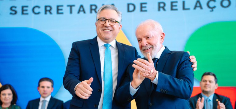 Imagem do presidente Lula, com o Ministro Alexandre Padilha