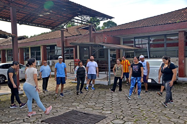 Antes da caminhada, eles participaram de sessões de alongamento.