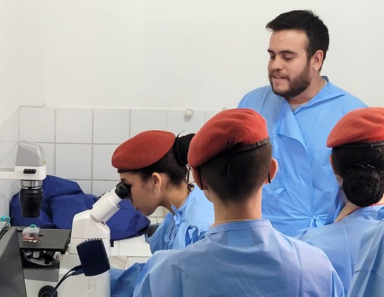 Estudantes no Laboratório de Microscopia Eletrônica