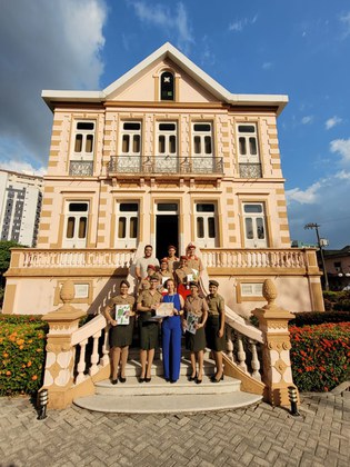 Estudantes e professores do CMBel com equipe do IEC