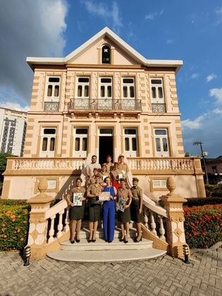 Estudantes e professores do CMBel com equipe do IEC