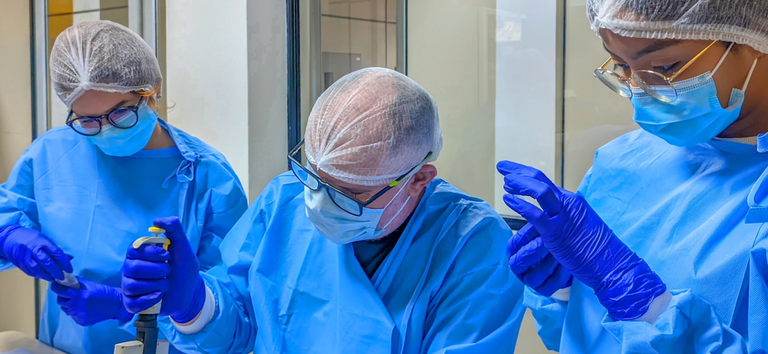 Pessoas fazendo analises laboratoriais moleculares