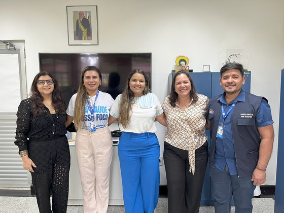 2 mulheres e um homem da equipe de saúde de marituba, e duas mulheres da direção do IEC