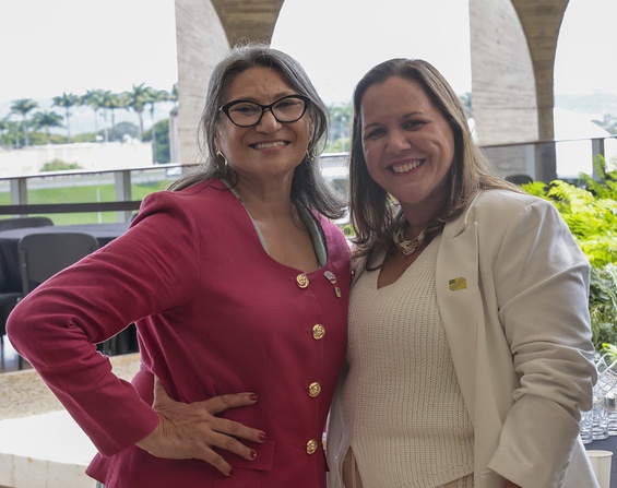 Diretora do IEC, Lívia Martins, e a secretária executiva ajunta do CDESS, Raimunda Monteiro.