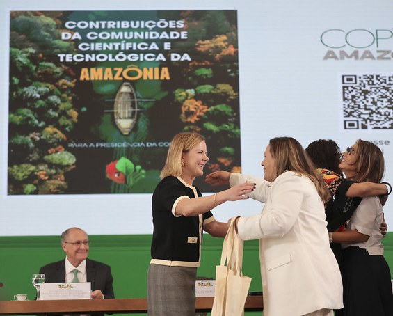 Diretora do IEC, Livia Caricio e a Ministra das Relações Institucionais, Gleisi Hoffmann.