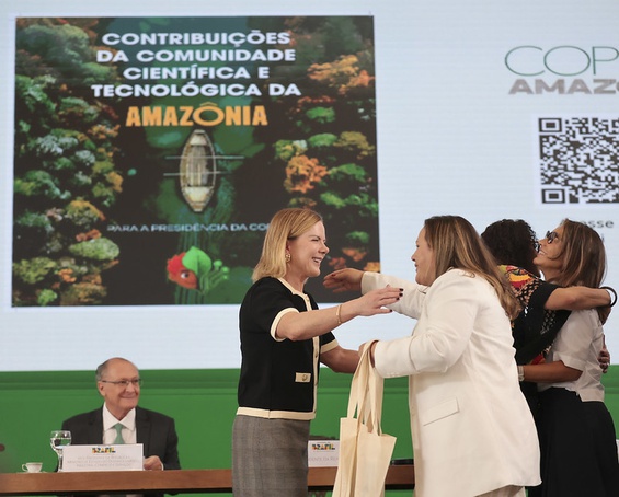Diretora do IEC, Livia Caricio e a Ministra das Relações Institucionais, Gleisi Hoffmann.