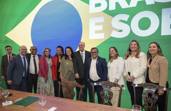 A diretora do IEC, Lívia Caricio, o vice-presidente, Geraldo Alckmin; Olavo Noleto e Raimunda Monteiro do CDESS e os representantes da comunidade científica da Amazônia.