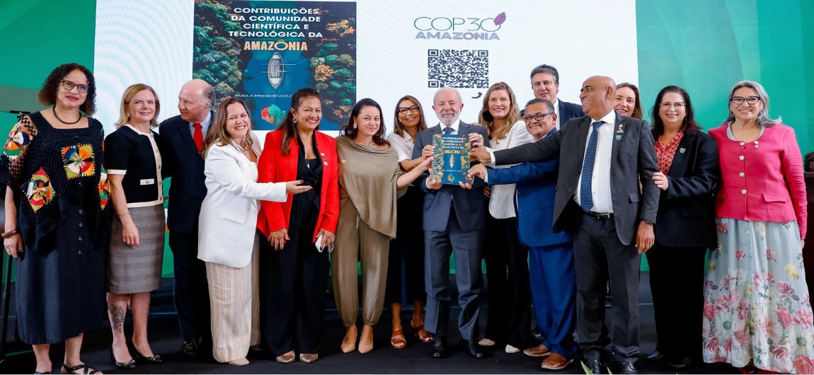 Em reunião plenária do Conselhão, representantes da comunidade científica e tecnológica da Amazônia entregam ao presidente publicação que reúne propostas para a agenda climática do Brasil