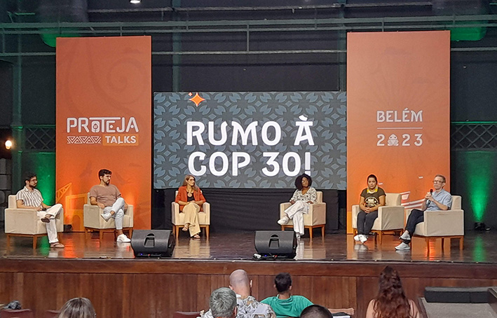 Palestrantes do painel com jornalistas