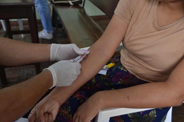 Equipe fez a coleta de amostras de sangue dos moradores. 