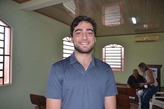 João Vitor encontrou o barbeiro na sala da sua casa.