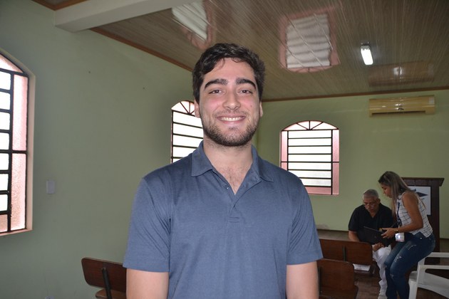 João Vitor encontrou o barbeiro na sala da sua casa.