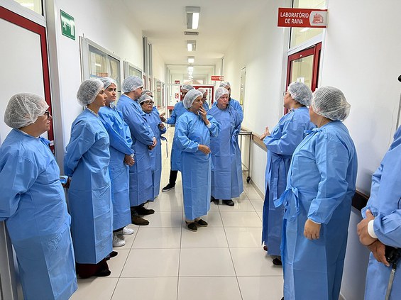 A comitiva percorreu as instalações da SEARB, SEAMB e ainda do Setor de Gerenciamento de Amostras (SEGEA) da Seção de Gestão da Biossegurança e Qualidade (SEGBQ).