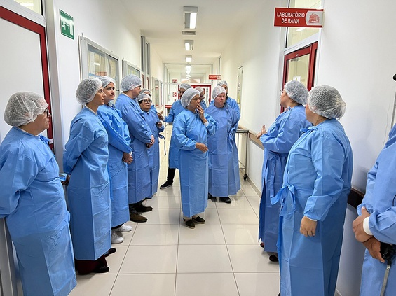 A comitiva percorreu as instalações da SEARB, SEAMB e ainda do Setor de Gerenciamento de Amostras (SEGEA) da Seção de Gestão da Biossegurança e Qualidade (SEGBQ).
