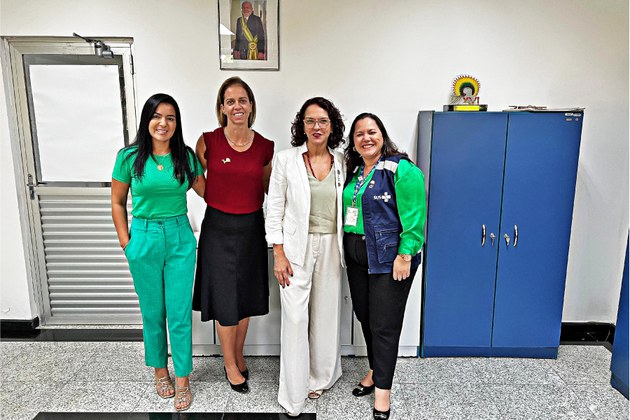 Luciana Rosa, Kelen Oliveira e Luciene Aguiar com a diretora do IEC, Lívia Carício