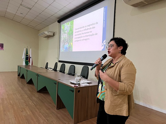 Lívia Casseb, chefe da SAARB/IEC, também ministrou palestra para os alunos 
