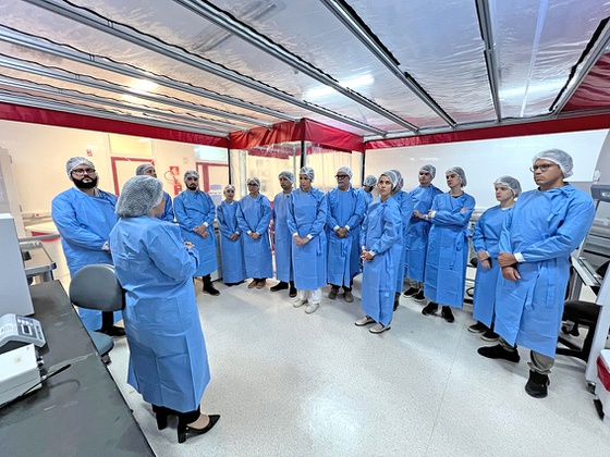 Alunos conheceram o laboratório NB3, que havia passado por dois dias de descontaminação e estava sem operação em função de outro evento realizado no mesmo dia