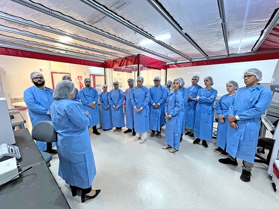 Alunos conheceram o laboratório NB3, que havia passado por dois dias de descontaminação e estava sem operação em função de outro evento realizado no mesmo dia