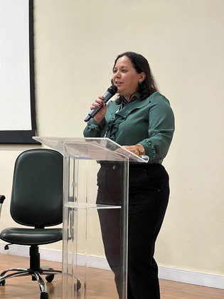 Diretora do IEC, Lívia Carício, recebeu o grupo com mensagem de boas-vindas