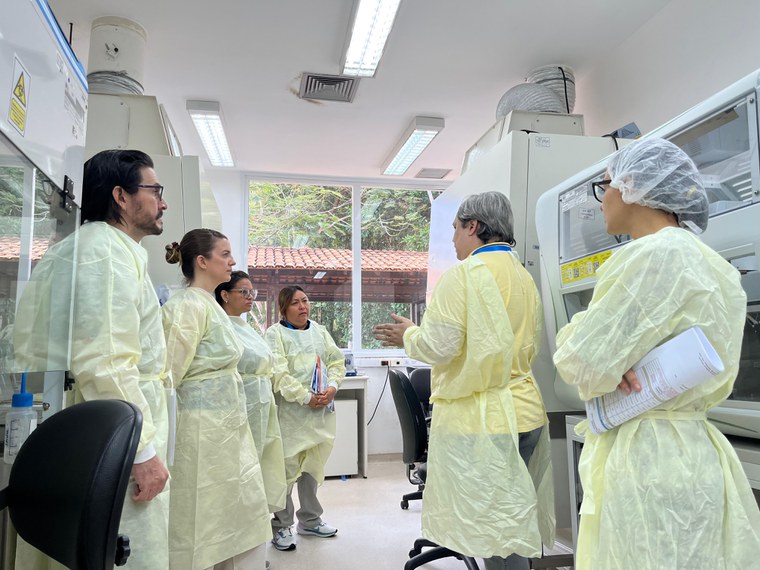 Imagem com pesquisadores em formação no laboratório de biologia molecular do Instituto Evandro Chagas