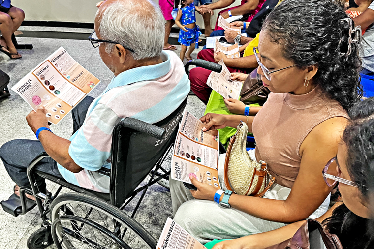 Pessoas recebendo material sobre doença de chagas