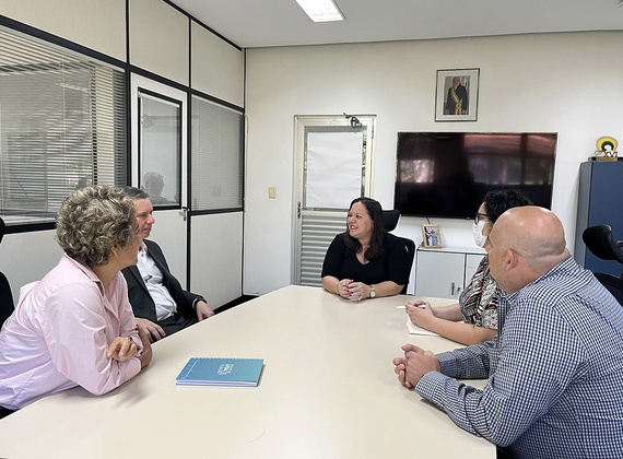 Visitantes foram recepcionados pela diretora do IEC, Lívia Caricio, que apresentou um panorama das ações e capacidades técnicas da instituição