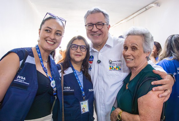 Ministro Alexandre Padilha com a chefe da Seção de Gabinete, Olga Neta; a assessora técnica especializada da direção, Giselle Rachid; e a pesquisadora emérita, Marinete Póvoa. Foto: João Risi / MS