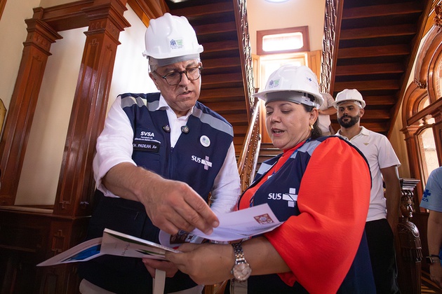 Ministro Alexandre Padilha foi recebido pela diretora do IEC, Lívia Caricio